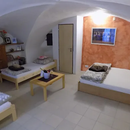 Apartman Latran 15 *